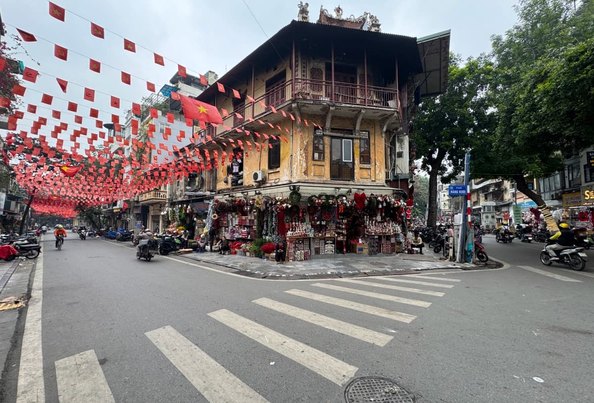 Phố trung tâm Hà Nội đường thông, hè thoáng